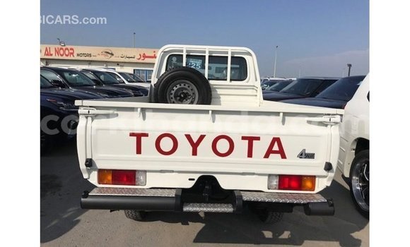 Acheter Import Voiture Toyota Land Cruiser Blanc à Import - Dubai, Ouganda Acheter Import Voiture Toyota Land Cruiser Blanc à Import - Dubai, Ouganda