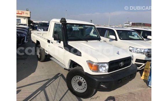 Acheter Import Voiture Toyota Land Cruiser Blanc à Import - Dubai, Ouganda Acheter Import Voiture Toyota Land Cruiser Blanc à Import - Dubai, Ouganda