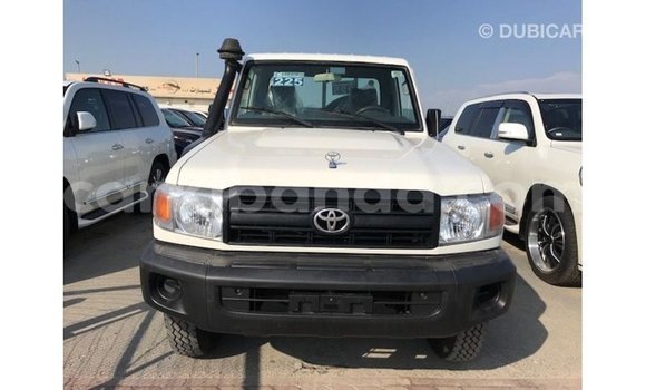 Acheter Import Voiture Toyota Land Cruiser Blanc à Import - Dubai, Ouganda Acheter Import Voiture Toyota Land Cruiser Blanc à Import - Dubai, Ouganda