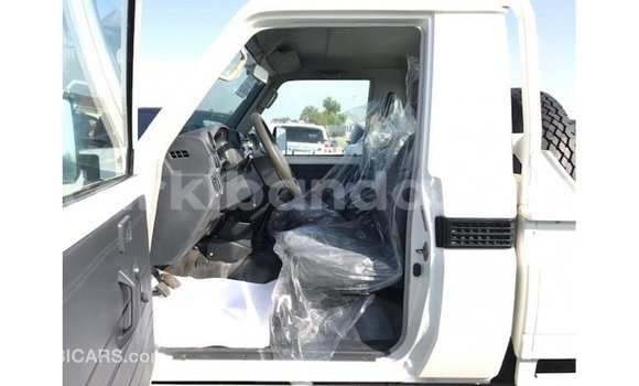 Acheter Import Voiture Toyota Land Cruiser Blanc à Import - Dubai, Ouganda Acheter Import Voiture Toyota Land Cruiser Blanc à Import - Dubai, Ouganda