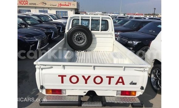 Acheter Import Voiture Toyota Land Cruiser Blanc à Import - Dubai, Ouganda Acheter Import Voiture Toyota Land Cruiser Blanc à Import - Dubai, Ouganda