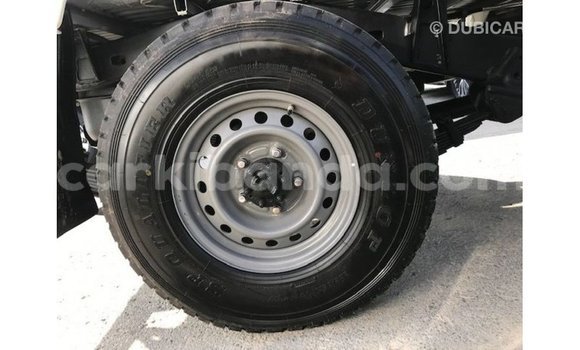 Acheter Import Voiture Toyota Land Cruiser Blanc à Import - Dubai, Ouganda Acheter Import Voiture Toyota Land Cruiser Blanc à Import - Dubai, Ouganda