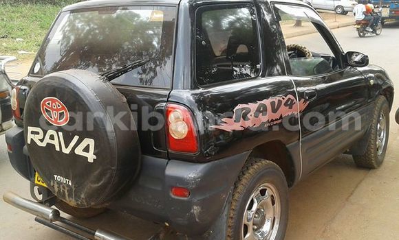 Gura Yakoze Toyota RAV4 Black Imodoka i Kampala mu Uganda Gura Yakoze Toyota RAV4 Black Imodoka i Kampala mu Uganda