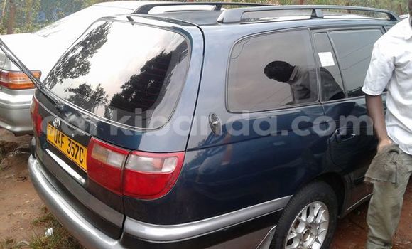 Gura Yakoze Toyota Caldina Blue Imodoka i Kampala mu Uganda Gura Yakoze Toyota Caldina Blue Imodoka i Kampala mu Uganda