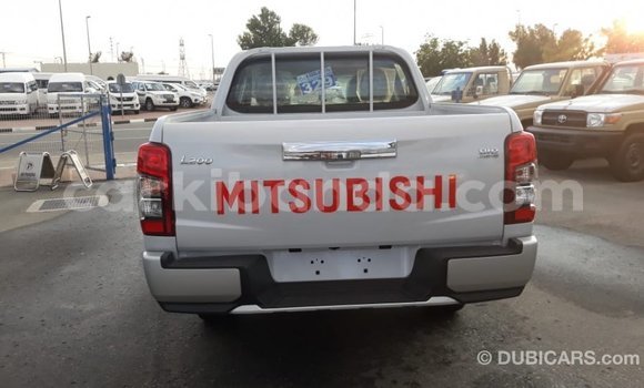 Acheter Import Voiture Mitsubishi L200 Blanc à Import - Dubai, Ouganda Acheter Import Voiture Mitsubishi L200 Blanc à Import - Dubai, Ouganda