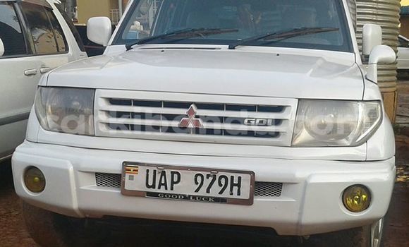 Gura Yakoze Mitsubishi Pajero White Imodoka i Kampala mu Uganda Gura Yakoze Mitsubishi Pajero White Imodoka i Kampala mu Uganda