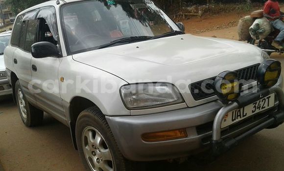 Gura Yakoze Toyota RAV4 White Imodoka i Kampala mu Uganda Gura Yakoze Toyota RAV4 White Imodoka i Kampala mu Uganda