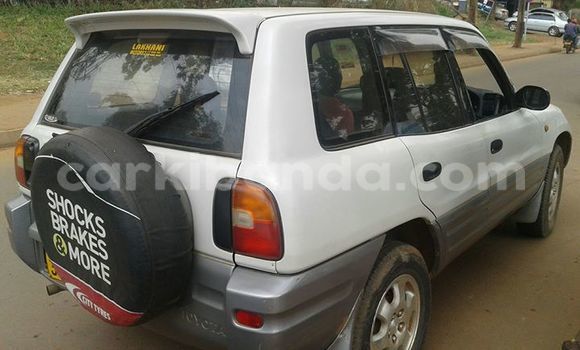 Gura Yakoze Toyota RAV4 White Imodoka i Kampala mu Uganda Gura Yakoze Toyota RAV4 White Imodoka i Kampala mu Uganda