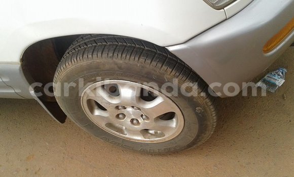 Gura Yakoze Toyota RAV4 White Imodoka i Kampala mu Uganda Gura Yakoze Toyota RAV4 White Imodoka i Kampala mu Uganda