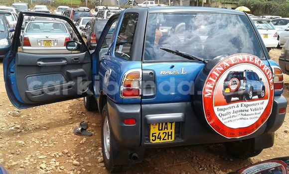 Gura Yakoze Toyota RAV4 Blue Imodoka i Kampala mu Uganda Gura Yakoze Toyota RAV4 Blue Imodoka i Kampala mu Uganda