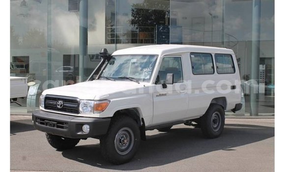 Acheter Import Voiture Toyota Land Cruiser Blanc à Import - Dubai, Ouganda Acheter Import Voiture Toyota Land Cruiser Blanc à Import - Dubai, Ouganda