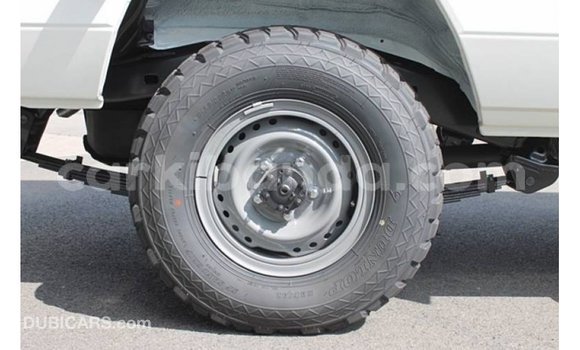 Acheter Import Voiture Toyota Land Cruiser Blanc à Import - Dubai, Ouganda Acheter Import Voiture Toyota Land Cruiser Blanc à Import - Dubai, Ouganda