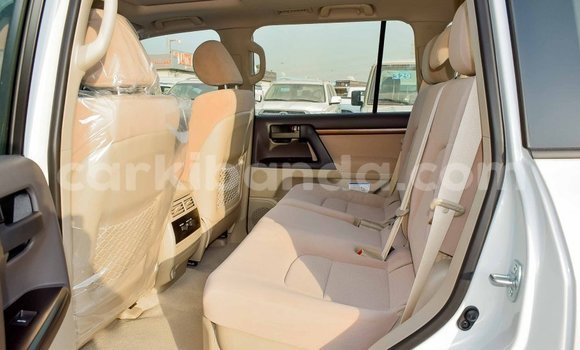 Acheter Import Voiture Toyota Land Cruiser Blanc à Import - Dubai, Ouganda Acheter Import Voiture Toyota Land Cruiser Blanc à Import - Dubai, Ouganda