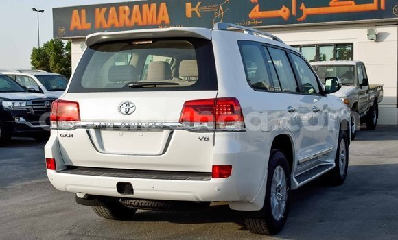 Acheter Import Voiture Toyota Land Cruiser Blanc à Import - Dubai, Ouganda Acheter Import Voiture Toyota Land Cruiser Blanc à Import - Dubai, Ouganda