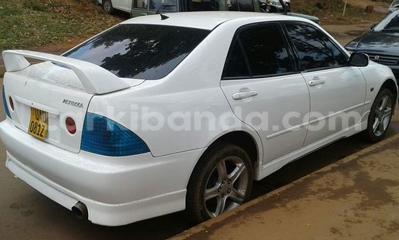 Gura Yakoze Toyota Altezza White Imodoka i Kampala mu Uganda Gura Yakoze Toyota Altezza White Imodoka i Kampala mu Uganda