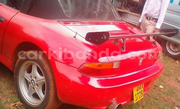 Gura Yakoze BMW Z3 Red Imodoka i Kampala mu Uganda Gura Yakoze BMW Z3 Red Imodoka i Kampala mu Uganda