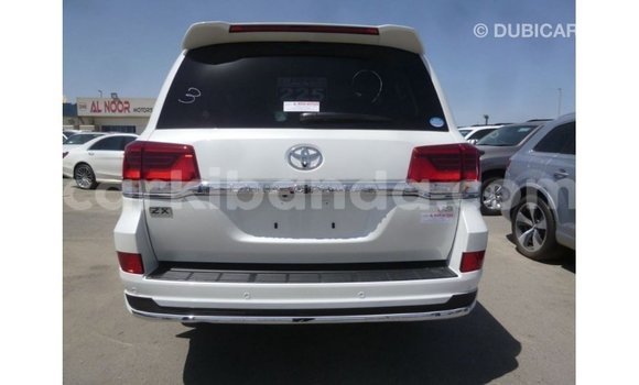 Acheter Import Voiture Toyota Land Cruiser Blanc à Import - Dubai, Ouganda Acheter Import Voiture Toyota Land Cruiser Blanc à Import - Dubai, Ouganda