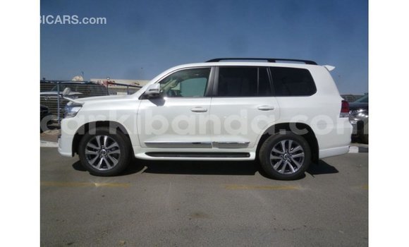 Acheter Import Voiture Toyota Land Cruiser Blanc à Import - Dubai, Ouganda Acheter Import Voiture Toyota Land Cruiser Blanc à Import - Dubai, Ouganda