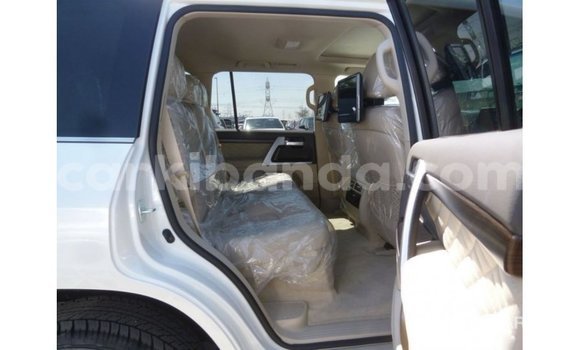 Acheter Import Voiture Toyota Land Cruiser Blanc à Import - Dubai, Ouganda Acheter Import Voiture Toyota Land Cruiser Blanc à Import - Dubai, Ouganda