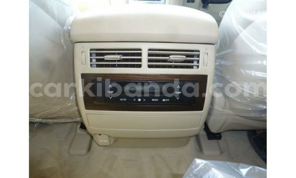 Acheter Import Voiture Toyota Land Cruiser Blanc à Import - Dubai, Ouganda Acheter Import Voiture Toyota Land Cruiser Blanc à Import - Dubai, Ouganda