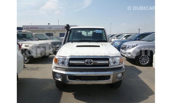 Nunua Imported Toyota Land Cruiser Nyeupe Gari ndani ya Import - Dubai nchini Uganda Nunua Imported Toyota Land Cruiser Nyeupe Gari ndani ya Import - Dubai nchini Uganda