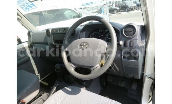 Nunua Imported Toyota Land Cruiser Nyeupe Gari ndani ya Import - Dubai nchini Uganda Nunua Imported Toyota Land Cruiser Nyeupe Gari ndani ya Import - Dubai nchini Uganda