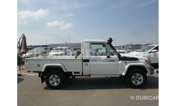 Nunua Imported Toyota Land Cruiser Nyeupe Gari ndani ya Import - Dubai nchini Uganda Nunua Imported Toyota Land Cruiser Nyeupe Gari ndani ya Import - Dubai nchini Uganda