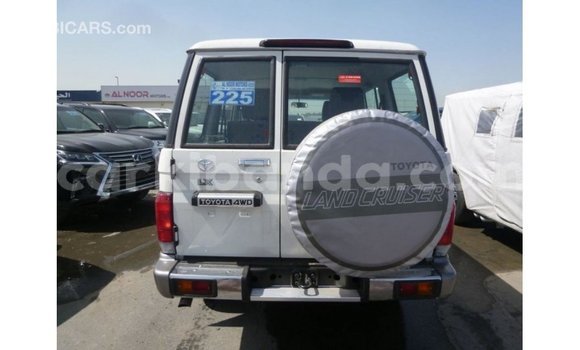 Acheter Import Voiture Toyota Land Cruiser Blanc à Import - Dubai, Ouganda Acheter Import Voiture Toyota Land Cruiser Blanc à Import - Dubai, Ouganda