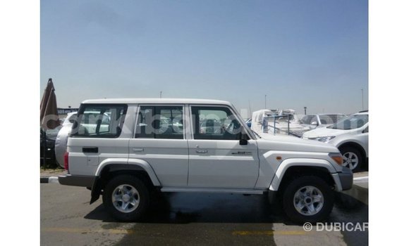 Acheter Import Voiture Toyota Land Cruiser Blanc à Import - Dubai, Ouganda Acheter Import Voiture Toyota Land Cruiser Blanc à Import - Dubai, Ouganda