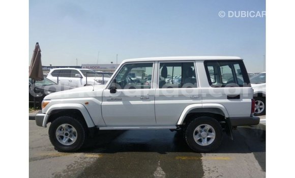 Acheter Import Voiture Toyota Land Cruiser Blanc à Import - Dubai, Ouganda Acheter Import Voiture Toyota Land Cruiser Blanc à Import - Dubai, Ouganda