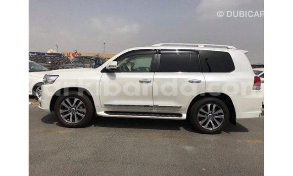 Gura Imported Toyota Land Cruiser White Imodoka i Import - Dubai mu Uganda Gura Imported Toyota Land Cruiser White Imodoka i Import - Dubai mu Uganda