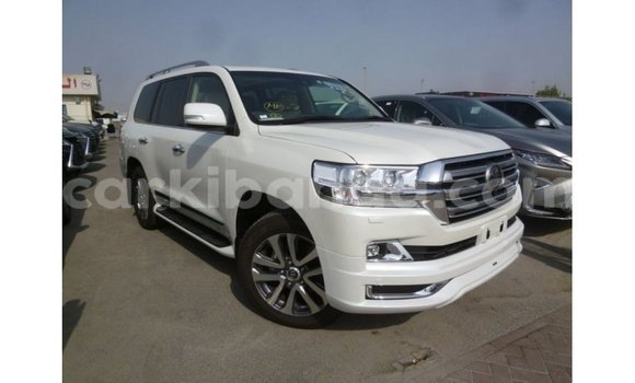 Nunua Imported Toyota Land Cruiser Nyeupe Gari ndani ya Import - Dubai nchini Uganda Nunua Imported Toyota Land Cruiser Nyeupe Gari ndani ya Import - Dubai nchini Uganda