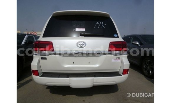 Nunua Imported Toyota Land Cruiser Nyeupe Gari ndani ya Import - Dubai nchini Uganda Nunua Imported Toyota Land Cruiser Nyeupe Gari ndani ya Import - Dubai nchini Uganda