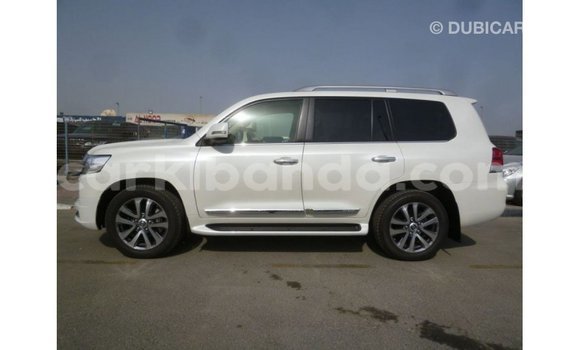 Nunua Imported Toyota Land Cruiser Nyeupe Gari ndani ya Import - Dubai nchini Uganda Nunua Imported Toyota Land Cruiser Nyeupe Gari ndani ya Import - Dubai nchini Uganda