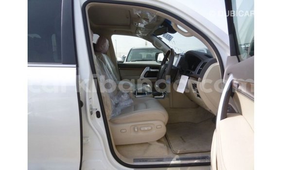 Nunua Imported Toyota Land Cruiser Nyeupe Gari ndani ya Import - Dubai nchini Uganda Nunua Imported Toyota Land Cruiser Nyeupe Gari ndani ya Import - Dubai nchini Uganda