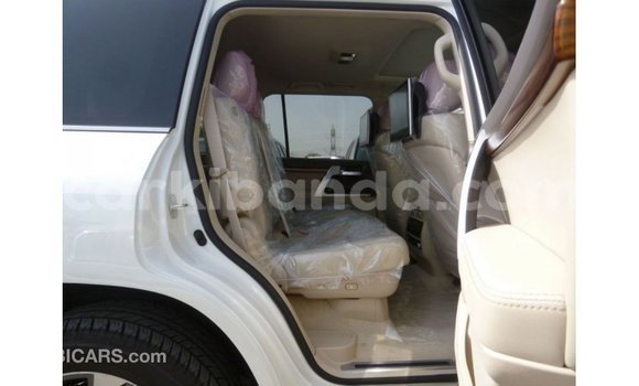 Nunua Imported Toyota Land Cruiser Nyeupe Gari ndani ya Import - Dubai nchini Uganda Nunua Imported Toyota Land Cruiser Nyeupe Gari ndani ya Import - Dubai nchini Uganda