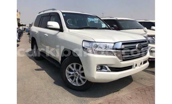 Nunua Imported Toyota Land Cruiser Nyeupe Gari ndani ya Import - Dubai nchini Uganda Nunua Imported Toyota Land Cruiser Nyeupe Gari ndani ya Import - Dubai nchini Uganda