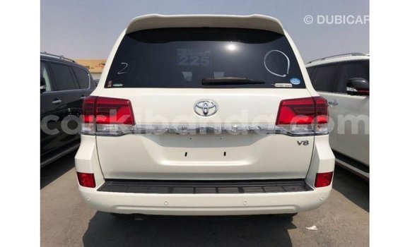 Nunua Imported Toyota Land Cruiser Nyeupe Gari ndani ya Import - Dubai nchini Uganda Nunua Imported Toyota Land Cruiser Nyeupe Gari ndani ya Import - Dubai nchini Uganda