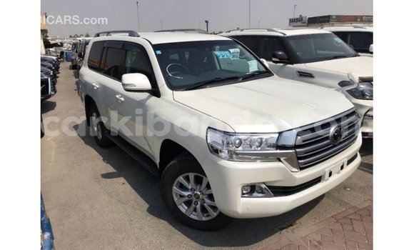 Nunua Imported Toyota Land Cruiser Nyeupe Gari ndani ya Import - Dubai nchini Uganda Nunua Imported Toyota Land Cruiser Nyeupe Gari ndani ya Import - Dubai nchini Uganda