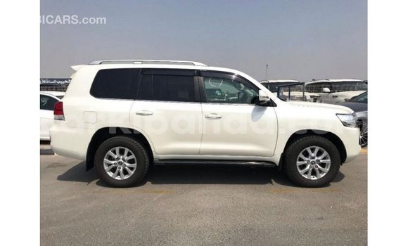 Nunua Imported Toyota Land Cruiser Nyeupe Gari ndani ya Import - Dubai nchini Uganda Nunua Imported Toyota Land Cruiser Nyeupe Gari ndani ya Import - Dubai nchini Uganda