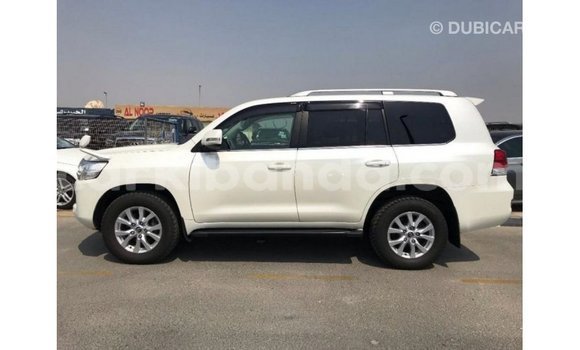 Nunua Imported Toyota Land Cruiser Nyeupe Gari ndani ya Import - Dubai nchini Uganda Nunua Imported Toyota Land Cruiser Nyeupe Gari ndani ya Import - Dubai nchini Uganda