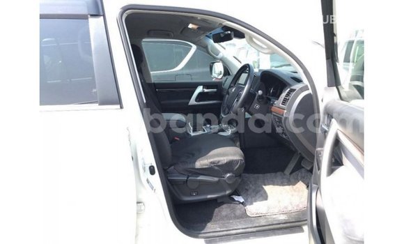 Nunua Imported Toyota Land Cruiser Nyeupe Gari ndani ya Import - Dubai nchini Uganda Nunua Imported Toyota Land Cruiser Nyeupe Gari ndani ya Import - Dubai nchini Uganda