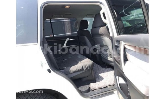 Nunua Imported Toyota Land Cruiser Nyeupe Gari ndani ya Import - Dubai nchini Uganda Nunua Imported Toyota Land Cruiser Nyeupe Gari ndani ya Import - Dubai nchini Uganda