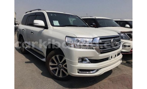 Nunua Imported Toyota Land Cruiser Nyeupe Gari ndani ya Import - Dubai nchini Uganda Nunua Imported Toyota Land Cruiser Nyeupe Gari ndani ya Import - Dubai nchini Uganda