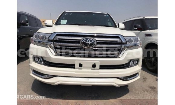 Nunua Imported Toyota Land Cruiser Nyeupe Gari ndani ya Import - Dubai nchini Uganda Nunua Imported Toyota Land Cruiser Nyeupe Gari ndani ya Import - Dubai nchini Uganda