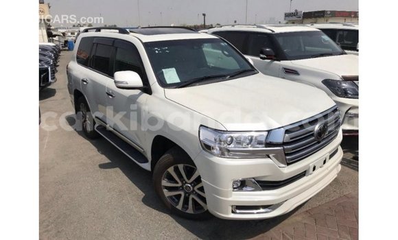 Nunua Imported Toyota Land Cruiser Nyeupe Gari ndani ya Import - Dubai nchini Uganda Nunua Imported Toyota Land Cruiser Nyeupe Gari ndani ya Import - Dubai nchini Uganda