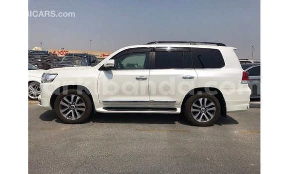 Nunua Imported Toyota Land Cruiser Nyeupe Gari ndani ya Import - Dubai nchini Uganda Nunua Imported Toyota Land Cruiser Nyeupe Gari ndani ya Import - Dubai nchini Uganda