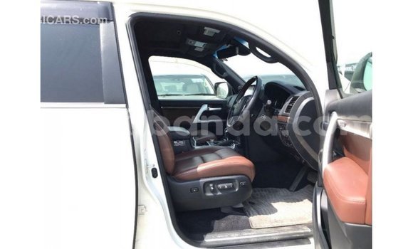 Nunua Imported Toyota Land Cruiser Nyeupe Gari ndani ya Import - Dubai nchini Uganda Nunua Imported Toyota Land Cruiser Nyeupe Gari ndani ya Import - Dubai nchini Uganda