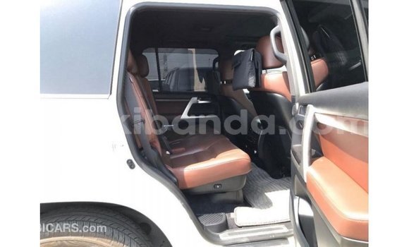 Nunua Imported Toyota Land Cruiser Nyeupe Gari ndani ya Import - Dubai nchini Uganda Nunua Imported Toyota Land Cruiser Nyeupe Gari ndani ya Import - Dubai nchini Uganda