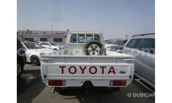 Acheter Import Voiture Toyota Land Cruiser Blanc à Import - Dubai, Ouganda Acheter Import Voiture Toyota Land Cruiser Blanc à Import - Dubai, Ouganda